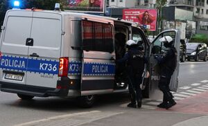 Na zdjęciu umundurowani policjanci wsiadają do radiowozu.