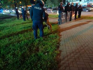 Na zdjeciu umundurowany policjant.