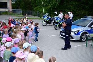 Funkcjonariusze podczas spotkania z dziećmi