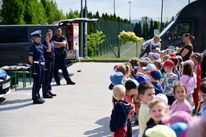 Funkcjonariusze podczas spotkania z dziećmi