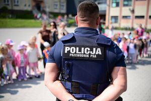 Funkcjonariusze podczas spotkania z dziećmi