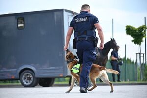 Funkcjonariusze podczas spotkania z dziećmi