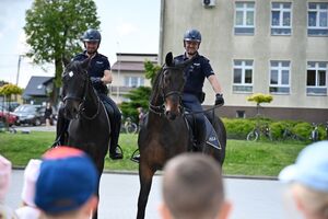 Funkcjonariusze podczas spotkania z dziećmi