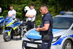 Funkcjonariusze podczas spotkania z dziećmi