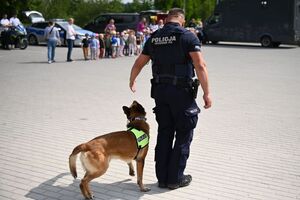 Funkcjonariusze podczas spotkania z dziećmi