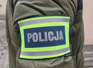 Na zdjęciu naramienna opaska z napisem policja.