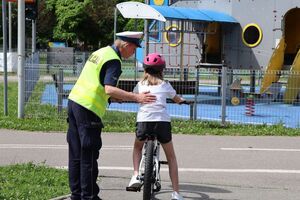 Policjanci egzaminowali uczniów z SP nr 6 w Rzeszowie na kartę rowerową.