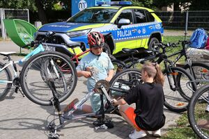 Policjanci egzaminowali uczniów z SP nr 6 w Rzeszowie na kartę rowerową.