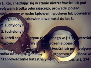 Na  zdjeciu policyjne kajdanki.