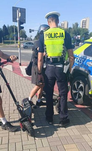 Na zdjęciu widoczni są funkcjonariusze prowadzący działania pod kryptonimem ,,Hulajnogi elektryczne".