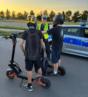 Na zdjęciu widoczni są funkcjonariusze prowadzący działania pod kryptonimem ,,Hulajnogi elektryczne".