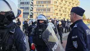 Zdjęcie przedstawia zabezpieczenie meczu Stali Rzeszów – Ruch Chorzów