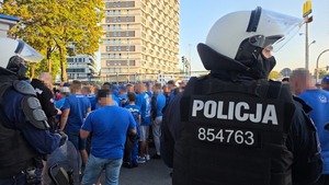 Zdjęcie przedstawia zabezpieczenie meczu Stali Rzeszów – Ruch Chorzów