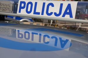 Na zdjęciu belka policyjnego radiowozu z napisem policja.