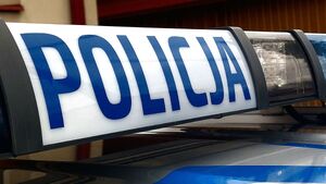 Na zdjeciu belka policyjnego radiowozu z napisem policja.