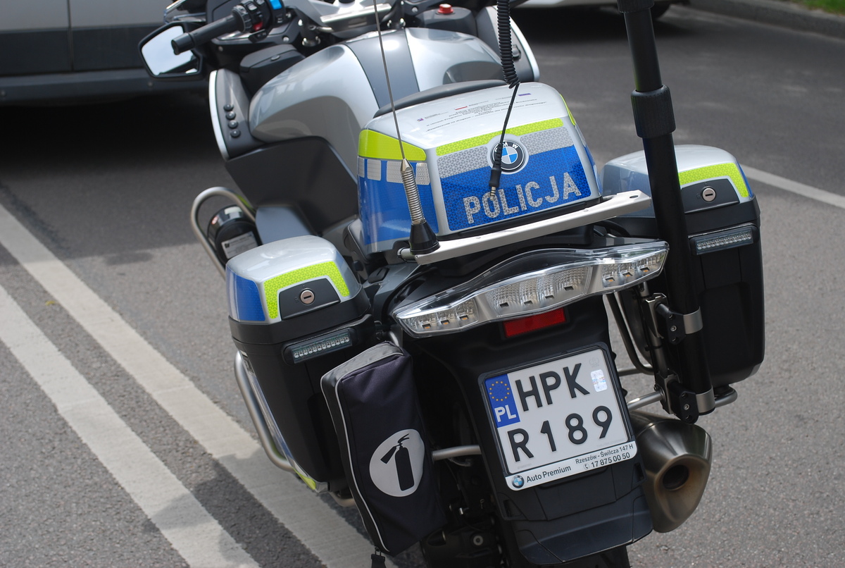 Przejechał na czerwonym świetle, nie zatrzymał się do kontroli drogowej i uciekał przed policjantami
