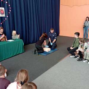 Policjanci uczestniczyli w akcji bicia rekordu w udzielaniu pierwszej pomocy