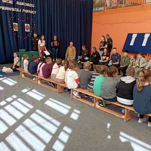 Policjanci uczestniczyli w akcji bicia rekordu w udzielaniu pierwszej pomocy