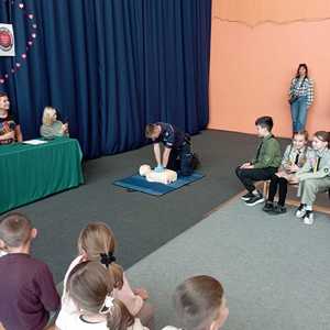 Policjanci uczestniczyli w akcji bicia rekordu w udzielaniu pierwszej pomocy