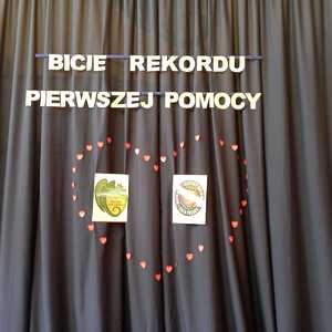 Policjanci uczestniczyli w akcji bicia rekordu w udzielaniu pierwszej pomocy