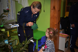 policjantka z dzieckiem