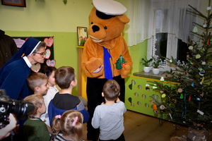 miś policyjny z dziećmi