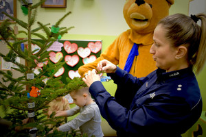 policjantka, w tle miś policyjny