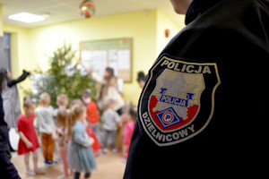 emblemat, w tle dzieci