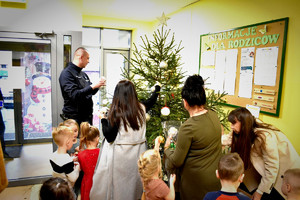 policjant/dzieci/choinka