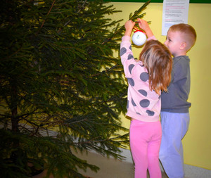 dzieci ubierające choinkę