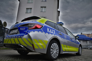 radiowóz w tle budynek KPP Ropczyce