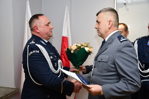 policjanci w trakcie gratulacji