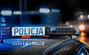 baner "policja" w tle światła