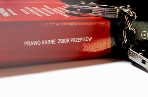 zdjęcie kodeksu karnego (książka) powyżej na kodeksie leżą kajdanki