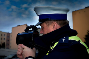 policjant wykonujący pomiar prędkości