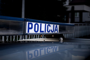 radiowóz a w tle budynek Komendy Powiatowej Policji w Ropczycach