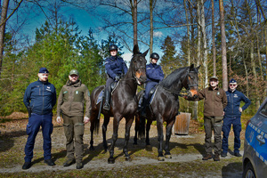 Policjanci wraz ze Strażą Leśną