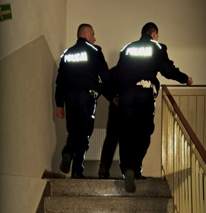 funkcjonariusze wraz ze zatrzymanym