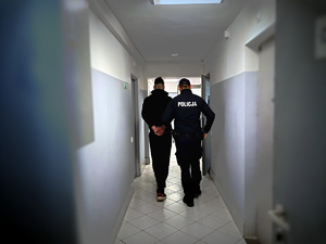 funkcjonariusz Policji wraz ze zatrzymanym