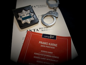 na aktach sprawy znajdują się kajdanki i odznaka policyjna