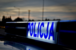 baner "POLICJA" znajdujący się na radiowozie