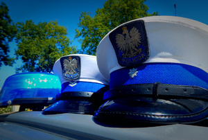 czapka policyjna na radiowozie