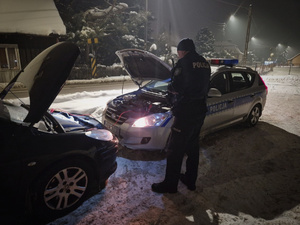 Ropczyccy policjanci pomogli mężczyźnie uruchomić auto. Pomagamy i chronimy!