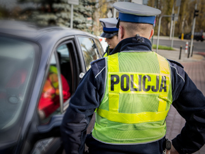 Miał zakaz prowadzenia pojazdów. Wpadł, bo nie włączył świateł