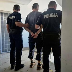 policjanci z zatrzymanym