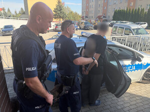policjanci wraz ze sprawcą