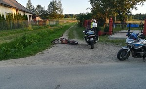 policyjne motocykle oraz funkcjonariusz po pościgu na jednej z ulic w Kobylanach