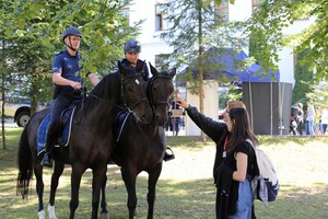 Policjanci na koniach podczas pikniku w Miejscu Piastowym