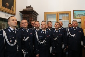 Policjanci zwiedzający muzeum w Miejscu Piastowym