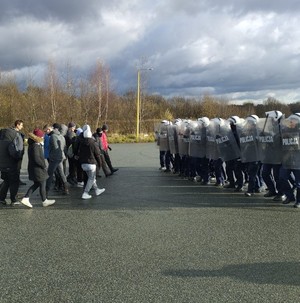 policjanci podczas ćwiczeń pozorowanych zamieszek miejskich